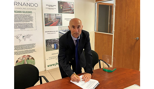 Juan Francisco Hernando CEO de JHernando firma el contrato con Equinox